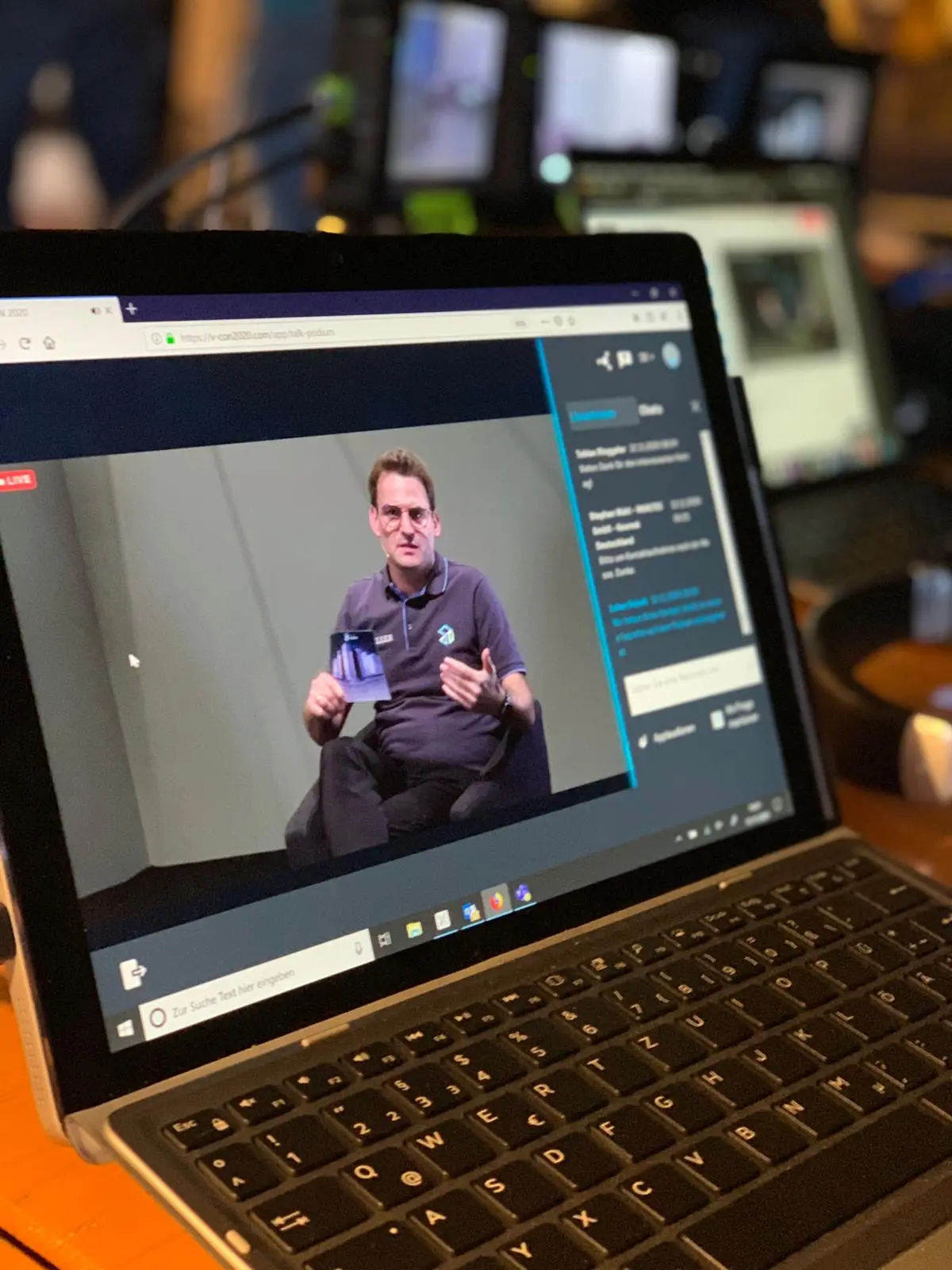 Lukas Schult moderiert ein digitales Livestream-Format auf einem Laptop-Bildschirm