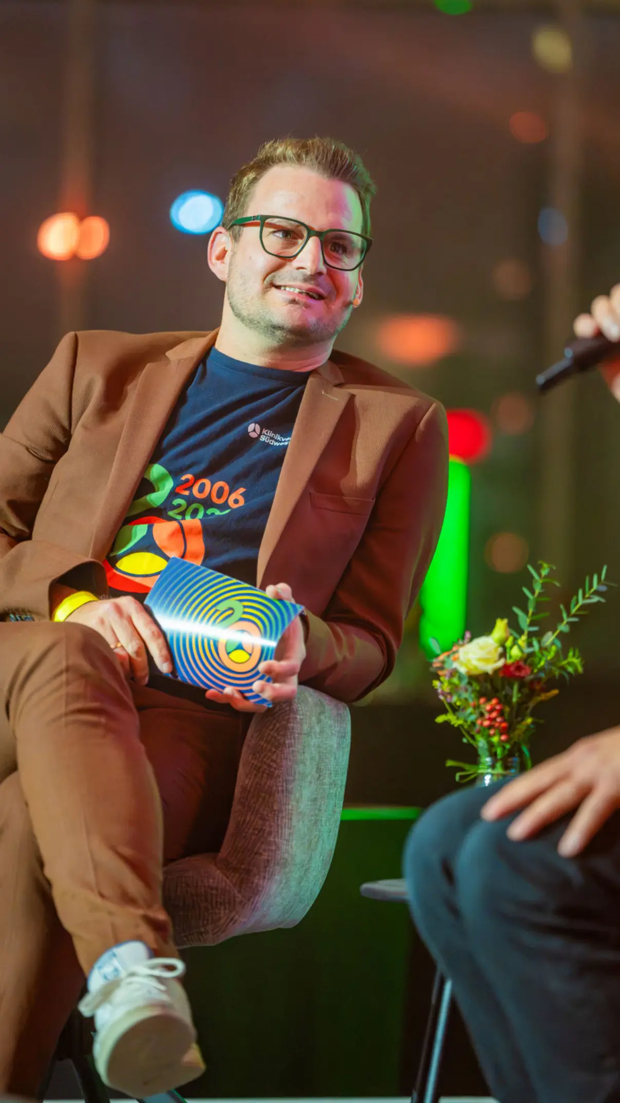 Lukas Schult im Gespräch auf einer Bühne bei einer Entertainment-Veranstaltung