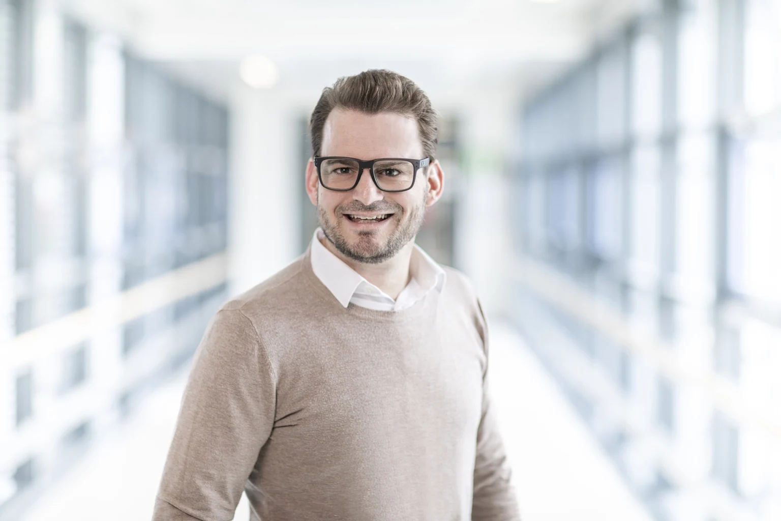 Porträt von Moderator und Trauredner Lukas Schult